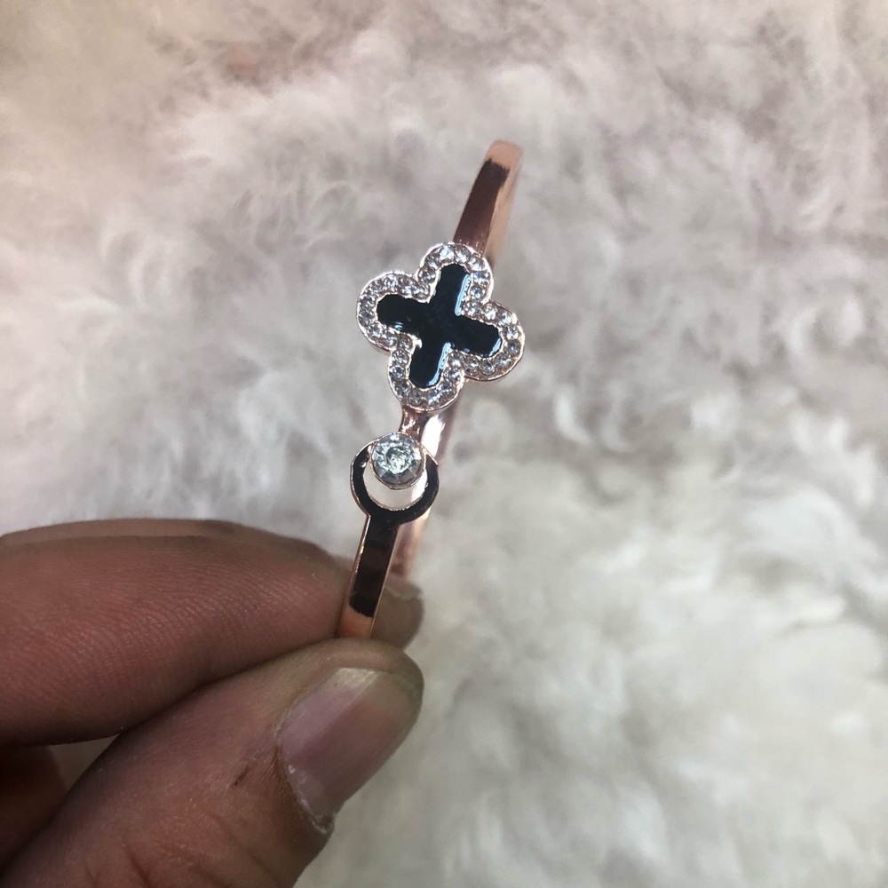 4 clover leaf bangle with Masonite rose gold